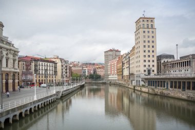 Bilbao İspanya - 07 05 05 2021: Bilbao şehir merkezinde panoramik dış görünüş, Nervion nehri ve nehir kıyıları ve ikonik yapılar