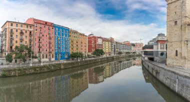 Bilbao İspanya - 07 05 05 2021: Bilbao şehir merkezinde panoramik dış görünüş, Nervion nehri ve nehir kıyıları ve ikonik yapılar