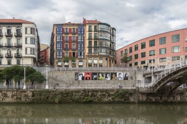 Bilbao İspanya - 07 05 05 2021: Bilbao şehir merkezinde panoramik dış görünüş, Nervion nehri ve nehir kıyıları ve ikonik yapılar