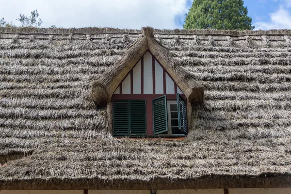 伝統的な屋根と窓の詳細ビュー 伝統的なマデイラの家で使用 レバダ カルデ ヴェルデ ベルデとレバダ カルデューラ ドスプノ マデイラ島 ポルトガル — ストック写真