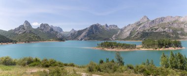 Kuzey İspanya 'daki Cantabrian Dağları' nın bir kısmını oluşturan Picos de Europa veya Avrupa tepelerindeki Riano Reservoir panoramik manzarası...