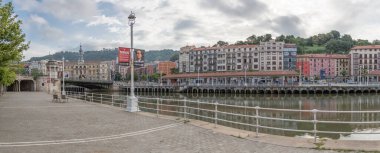 Bilbao İspanya - 07 05 2021: Udaletxeko zubia köprüsündeki Panorama dış görünümü, ikonik Bilbao Belediye Binası, Bilbao şehir merkezi, Nervion nehri ve nehir kıyıları ve binaları