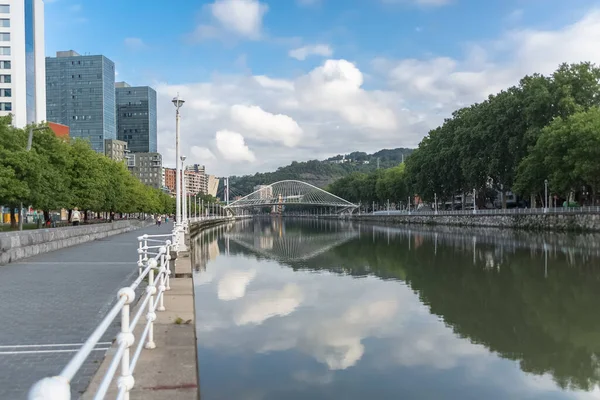 Bilbao İspanya - 07 05 2021: İkonik Zubizuri Köprüsü, Bilbao şehir merkezi, Nervion nehri ve nehir kıyıları ve binaların dış görünüşü