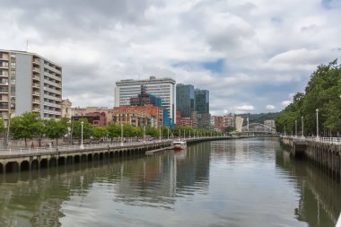Bilbao İspanya - 07 05 2021: İkonik Zubizuri Köprüsü, Bilbao şehir merkezi, Nervion nehri ve nehir kıyıları ve binaların dış görünüşü