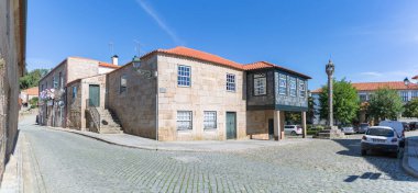 Sernancelhe Viseu Portugal - 09: 24 2023: Portekiz 'in Viseu kentindeki ikonik Sernacelhe köyünde panoramik dış görünüş, arka plan olarak dağlar