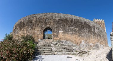 Celorico da Beira Portugal - 09: 24 2023: Portekiz şehir merkezindeki Celorico da Beira Kalesi 'nin kale giriş kapısı dış görünüş