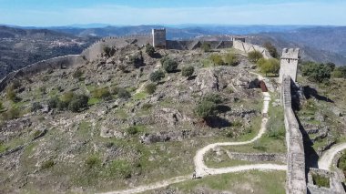 Numao Guarda Portekiz - 09: 24 2023: Numao Kalesi 'nin ikonik dış görünüşü, dağların tepesindeki Kale, bir ortaçağ mimari yapısı, Numao köyü, Portekiz şehir merkezi