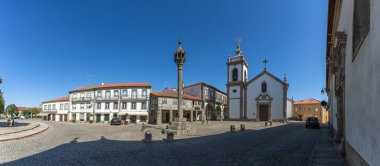 Trancoso Guarda Portugal - 10 06 2023: Portekiz 'in merkezindeki Trancoso şehrindeki St Pedro ve Trancoso Pillory ikonik barok kilisesinde panoramik dış görünüş