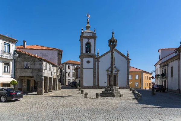 Trancoso Guarda Portugal - 10 06 2023: Trancoso şehrindeki St Pedro ve Trancoso Pillory ikonik barok kilisesinin dış görünüşü, Guarda, Portekiz