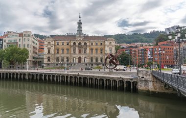 Bilbao İspanya - 07 05 05 2021: Bilbao Belediye Binası, Bilbao şehir merkezi, Nervion nehri ve nehir kıyıları ve binaları Panorama dış görünümü