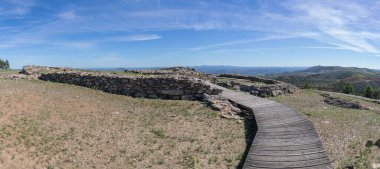 Freixo de Numao Guarda Portekiz - 09: 24 2023: Portekiz 'in ortaçağ mimarisi Freixo de Numao köyü olan ikonik Velho de Freixo de Numao Kalesi' nin panoramik manzarası