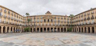 Bilbao İspanya - 07 05 2021: Plaza Barra veya Plaza Nueva 'nın panoramik manzarası, Casco Viejo' nun tarihi bölgesinde bir neoklasik meydan, Bilbao, İspanya