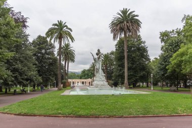 Bilbao İspanya - 07 05 2021: İspanya 'nın başkenti Bilbao' da ikonik bir turistik yer olan Dona Casilda Park 'ın ana manzarası