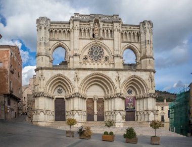 Cuenca / İspanya - 05: 13 2021: Cuenca Katedrali 'nin ön cephesine bakın, İspanyol gotik stil mimarisinin inanılmaz bir örneği.