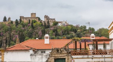 Tomar Portugal - 04 04 2019: Şehir merkezindeki İsa ve Tomar Manastırı 'na bakın, Tomar' daki Roma Katolik manastırı, başlangıçta Templar kalesi, Portekiz