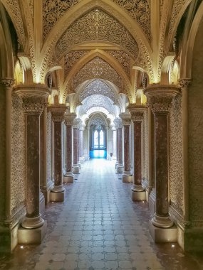 Sintra Lizbon Portekiz - 04 25 2023: Portekiz Sarayı 'nın geleneksel yazlık merkezi Sintra' da Monserrate Sarayı süslemeli koridoru, bozkır kemerleri ve tavan manzarası