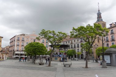 Segovia İspanya - 05: 12 2021: Plaza Belediye Başkanı veya Belediye Başkanı Meydanı, şehir merkezindeki ana merkez meydan, Juan Bravo Tiyatrosu ve San Miguel Kilisesi, Segovia, İspanya