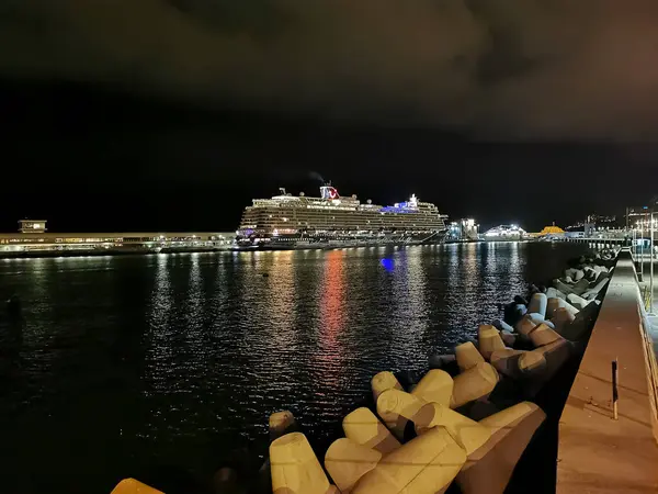 Funchal şehrinde demirlemiş bir yolcu gemisinin gece manzarası, suyun ve şehrin üzerindeki ışıkların muhteşem etkisi, Funchal, Madeira Adası, Portekiz,,,