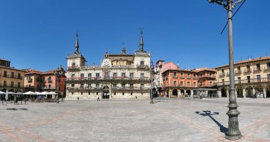 Leon Spain - 07 04 2021: Leon Plaza Mayor 'da panoramik manzara, veya Leon Mayor Square, Old Town Hall of Leon, Municipal Plastic Arts Workshop, şehir merkezinde merkezi plaza, ikonik bir şehir meydanı