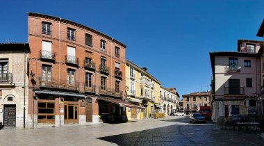 Leon İspanya - 07 04 2021: Plaza San Martin 'de manzara, restoranları, barları ve barları olan ikonik bir gece yaşam tarzı meydanı, Leon şehir merkezi, İspanya