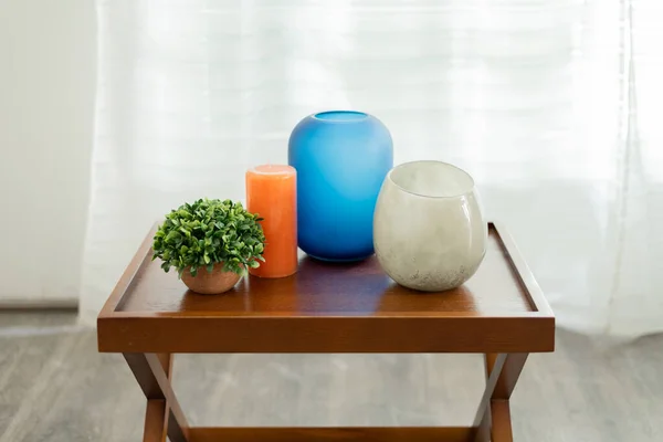 Une Table Basse Moderne Avec Deux Vases Décoratifs Plusieurs Plantes — Photo