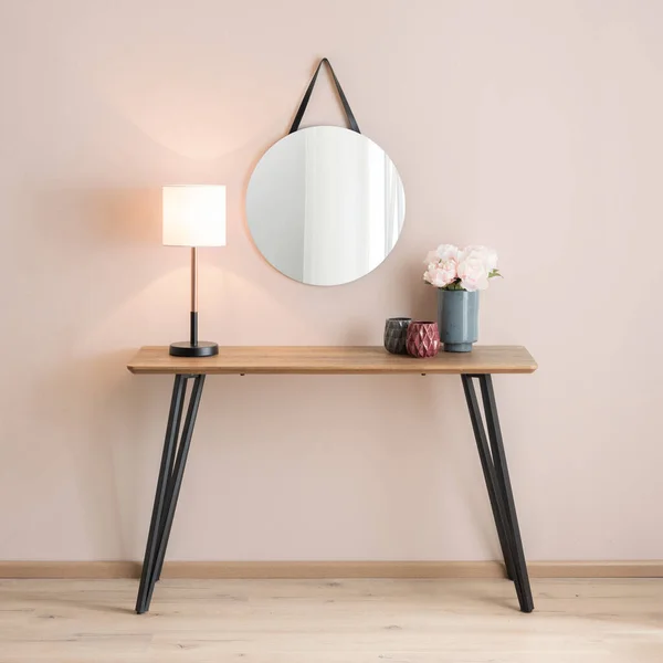 台灯一种用放在台面上的灯照明的简朴的木制桌子 — 图库照片