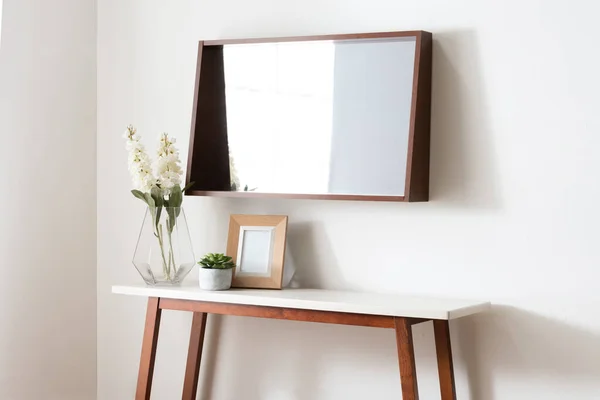 Mesa Branca Adornada Com Vaso Decorativo Dois Espelhos Elegantes Criando — Fotografia de Stock