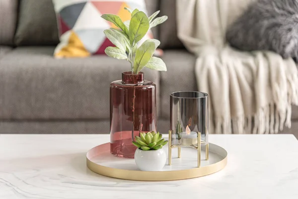 Une Table Blanche Contemporaine Avec Deux Vases Verre Remplis Plantes — Photo