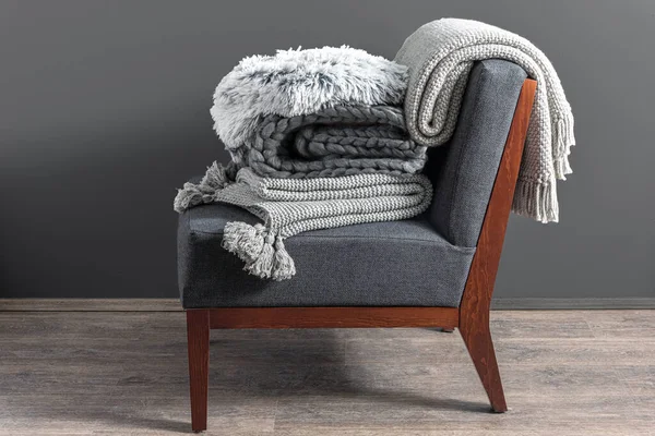 회색과 던지는 담요는 깔끔하게 중심에 색상의 패브릭 라운지 의자에 — 스톡 사진