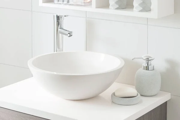 stock image White washbasin and bathtub decoration in the bathroom interior, close-up, with a white light filter, inside a bright bathroom