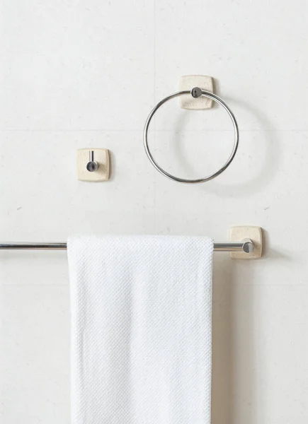 Λευκή Πετσέτα Που Κρέμεται Σχάρες Πετσετών Στον Τοίχο Ένα Φωτεινό — Φωτογραφία Αρχείου