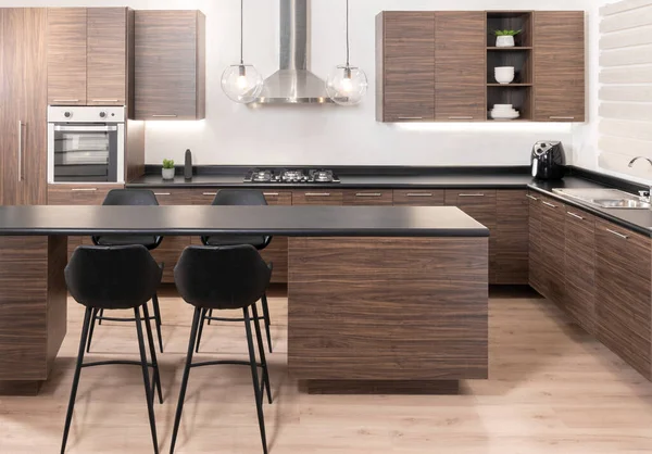 Een Moderne Houten Luchtige Keuken Met Zwarte Aanrechtbladen Krukken — Stockfoto