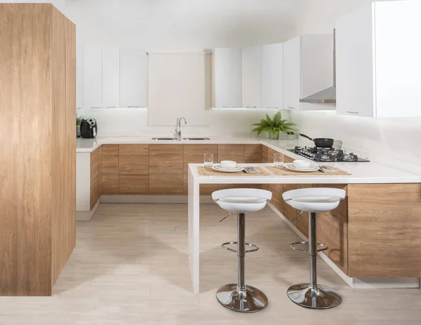 Twee Witte Krukken Zijn Geplaatst Een Moderne Keuken Met Witte — Stockfoto