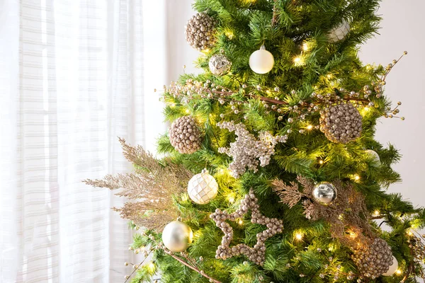 Gedecoreerde Kerstboom Met Gouden Zilveren Ballen Kerstballen — Stockfoto