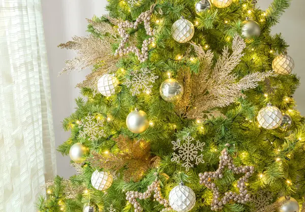 Versierde Kerstboom Met Gouden Zilveren Kerstballen Naast Een Helder Raam — Stockfoto