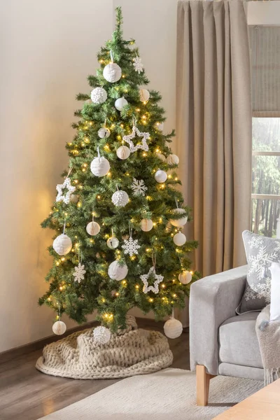 Decorated Christmas Tree Chunky Knit Tree Skirt Grey Fabric Sofa — Stock Photo, Image