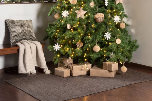 Gedecoreerde Kerstboom Woonkamer Met Geschenkdozen Tapijt Close Kopieerruimte — Stockfoto