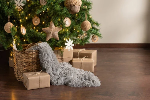 Christmas Tree Gifts Wicker Basket Wooden Floor Close Copy Space — Stock Photo, Image