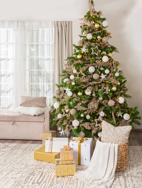 Warm Nordic Styled Living Room Christmas Tree Adorned Golden Ornaments — Stock Photo, Image