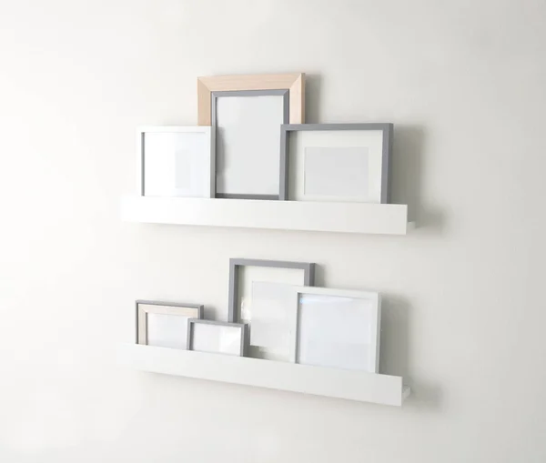 Witte Galerij Wandrek Met Blanco Fotolijst Set Mock Moderne Woonkamer — Stockfoto