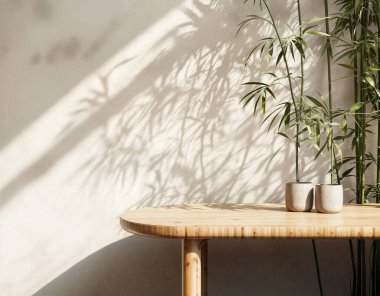 Huzurlu doğudan esinlenilmiş iç mekan kil ekicilerde uzun bambu, doğal bitişe sahip yuvarlak bir bambu masası ve rahatlatıcı, minimalist, doğa güdümlü, Zen-lüks bir ortam için benekli güneş ışığı..