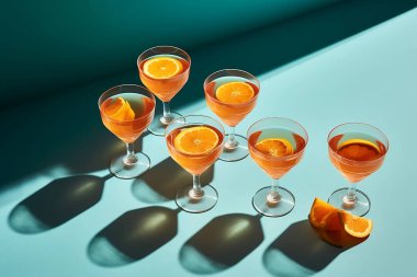 Aquamarine masasının tepesinde farklı tipte Spritz kokteylleriyle dolu dört bardak.