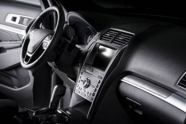 Bir SUV arabanın içini görmek, dokunmatik ekranlı modern gösterge paneli, sürücü için ideal siyah deri koltuklar.