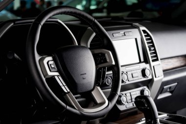 Modern pikap iç mekan, dokunmatik ekran panel, deri koltuklar ve otomatik vites kolu - koyu ışık