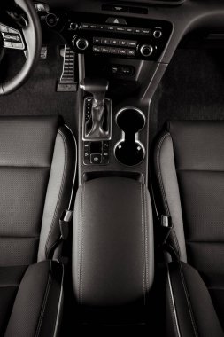 Modern yeni araba iç, spor direksiyon, otomatik vites kolu, üstten görünüm