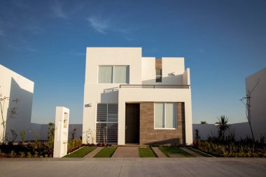 Minimalist mimarisi olan güzel bir ev, güneşli bir gün
