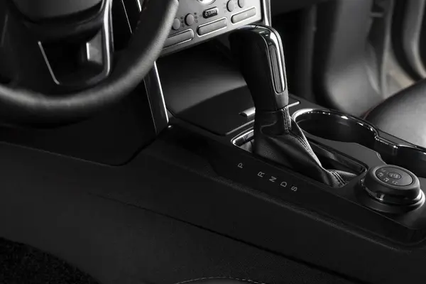 Orta konsol modern ve lüks bir arabanın içinde - otomatik vites kapat