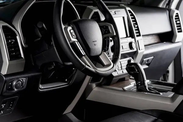 Lüks detayları olan yeni bir araba, otomatik şanzıman ve elektrikli düğmeli direksiyon - koyu ışık