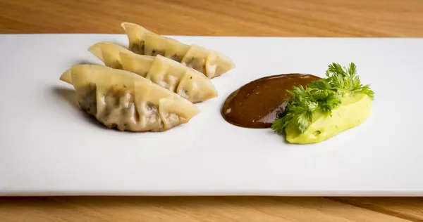 Lezzetli pierogi nefis yemekler sunar, tipik Rus yemekleri - gastronomi, hamur tatlısı.