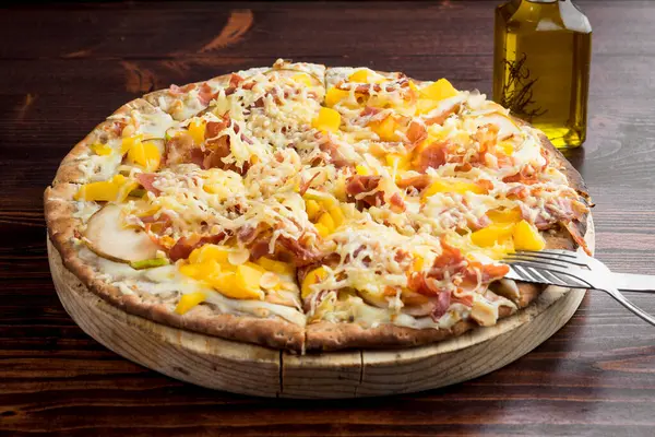 Serrano jambonlu İspanyol usulü pizza.